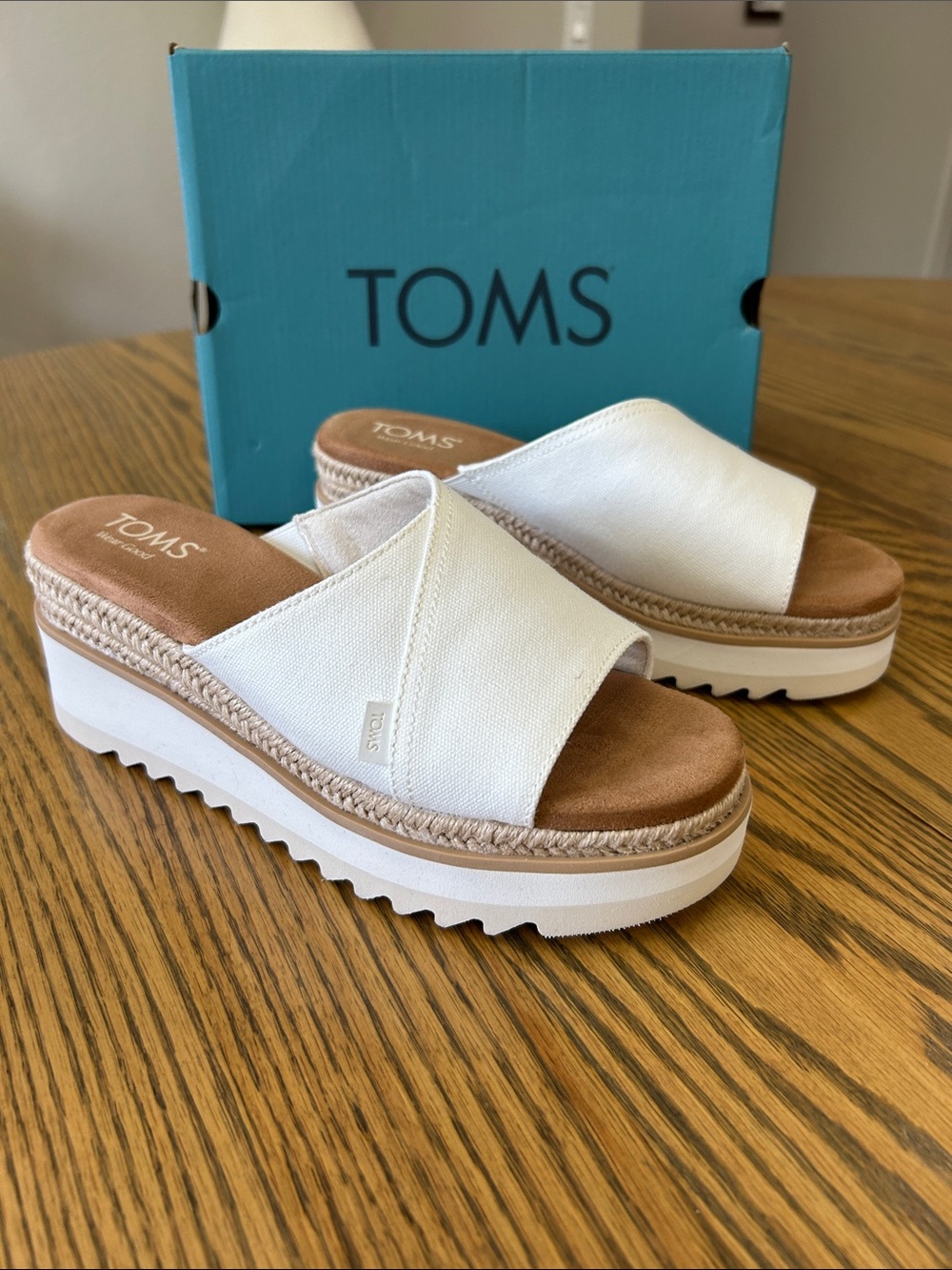 TOMS Carmen White Canvas Wedge Slip-on Sandals, size 8, NIB